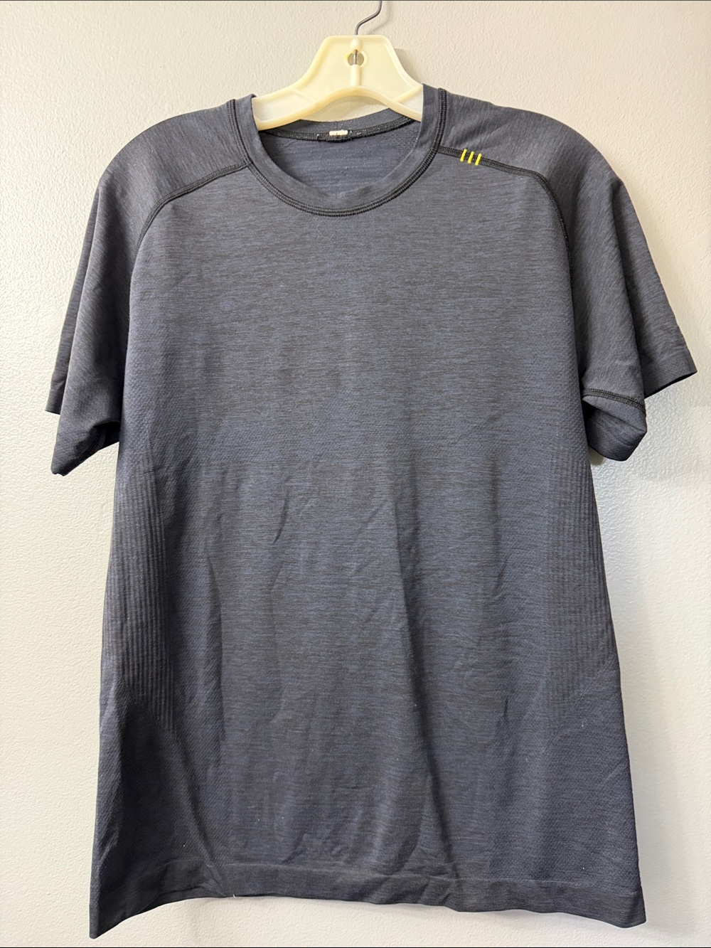 Lululemon Men's Heather Charcoal Short-Sleeve Crew Neck Shirt small